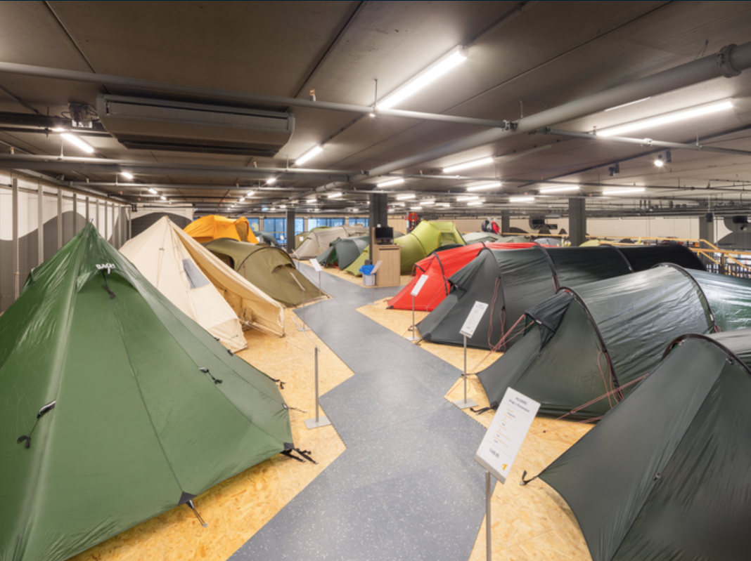 opgezette tenten in Bever